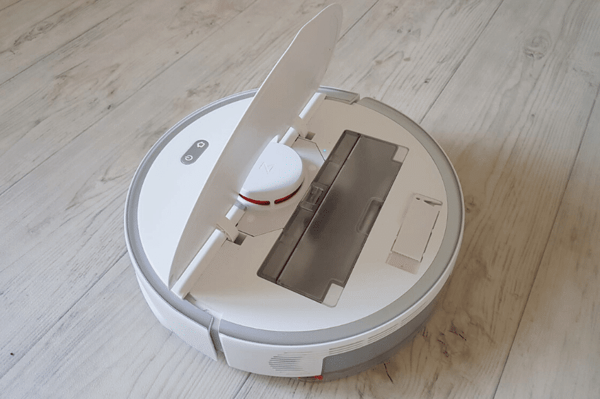 Roborock S5 Max steht mit offener Klappe da und das Renigungswerkzeug ist sichtbar